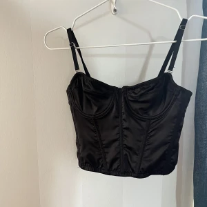 urban outfitters korsett topp - Använd endast 1 gång så är som ny!! 
