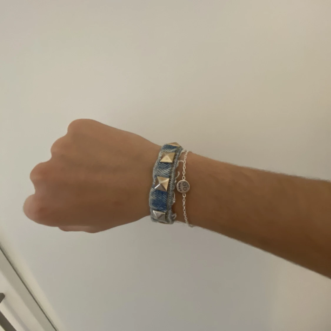 Jeans armband guldiga nitar  - 91