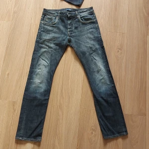 G stsr jeans - G stsr jeans fräscha och fina köpt för 1100kr för 5 månader sen men knappt använda för de va fel storlek, storleken här 