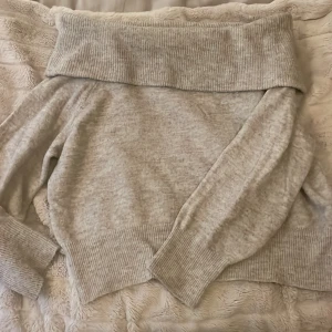 Off-shoulder stickad tröja  - Super skön och varm stickad tröja, använd några gånger, storlek M💗