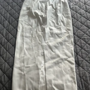 Skinnkjol från zara  - Mellan lång skinnkjol från zara med slits i back 🩷