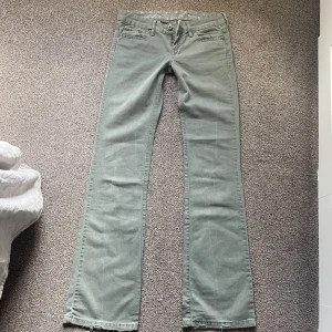 Gröna jeans - Såååå snygga gröna lågmidjade jeans, skulle säga att dom passar dig som brukar ha xs-s i byxor, dom är 40 rakt över vid midjan och innerbenslängden är 90 så dom passar dig som är lite längre! 