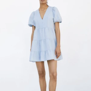 Zara klänning  - Klänning från Zara i storlek S, helt oanvänd med alla lappar kvar! 