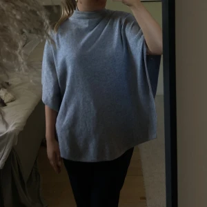 Poncho  - Säljer denna superfins ponchon som passar så bra nu till höst!🍂🍂bara använd en gång!