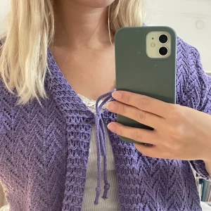 Virkad kofta  - Säljer denna superfina virkade kofta/bolero i lila. Hittad på secondhand i Amsterdam, säljer för den tyvärr inte kommit till användning. Är i storlek XL men jag som är en S tycker den även sitter fint på mig! 💜