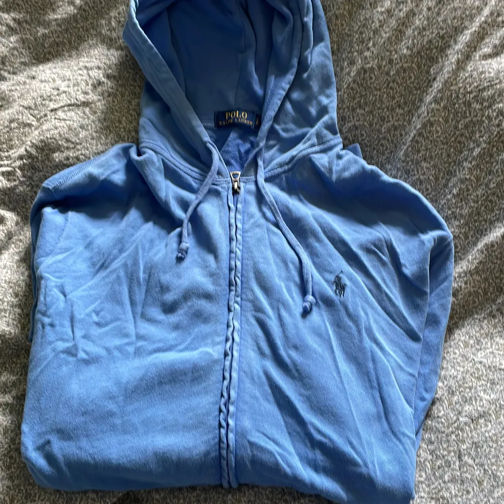 Säljer en fin zip hoodie som knappt har används då den är lite för stor. . Tröjor & Koftor.