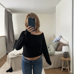 Finstickad tröja - Finstickad tröja från NA-KD, med V-ringning i ryggen. Säljes då jag inte använder den längre, fint skick