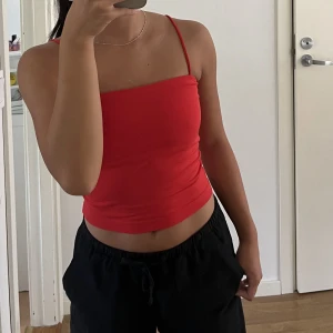 Rött linne med tunna band - Fint skick, endast använd ett fåtal gånger! Linnet funkar lika bra att använda som en bandeau topp (se bild 2) ❤️ 