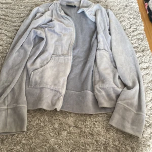 Kofta - Söt blå/ grå kofta i velour material, bra skick!! Tror den e mindre i storlken än 42/44. ❌ tryck ej på köp nu ❌