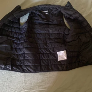 Everest väst  - En skön väst som passar till allt den har ett litet hål där back med annars bra. Vid snabb affär kan det bli billigare. :)