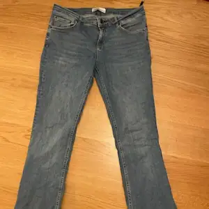 Supersnygga jeans från Zara med bootcut. De är använda ett par gånger och därför har de gått sönder lite vid foten.