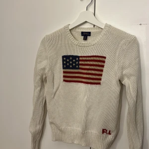 Stickad Ralph lauren tröja  - Denna superfina tjocktröjan från Ralph lauren, väldigt bra skick och använd cirka 2 gånger💜💜