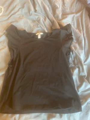 Tröja  - Hej jag säljer den här fina tröja från h&m, den är i fint skick, om du är intresserad skriv till mig 
