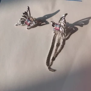 Söta Örhängen - Söta Y2k örhängen från designmärket ZEGL. Asymmetrisk design med fjärilsmotiv. Köpta för 639kr, gjorda av S925 silver. Noggrannt tvättade. Skickar gärna fler bilder!