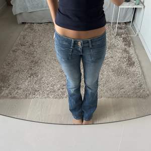 Utsvängda jeans med två knappar och coola fickor! Dom är i storlek 27/32 och nyskick🥰