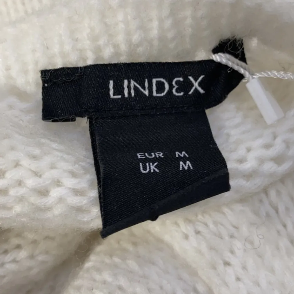 Säljer min vita stickade tröja från lindex i str M. Köpte i våras och har inte använt en ända gång tror även prislappen är kvar! (Köpt i butik) skriv vid frågor eller funderingar 💕. Neuleet.