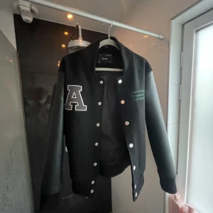 College jacka Axel arigato - College jacka från Axel arigato, sparsamt använd o i väldigt fint skick! 