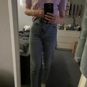 Mom jeans i storlek 34. De är använda fåtal gånger 