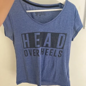 T shirt - T shirt i en fin blå färg. Kom priv för fler bilder💕