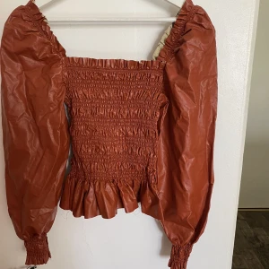 Fake skin topp - Brun orange färgad topp ifrån shein  i storlek S. 