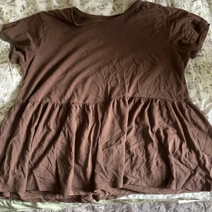 Brun blusen  - Säljer en sån brun tröja från lager 157 i storlek ”S” . Tröjan e dock lite oversized som den var i början men ändå jätte fin o skön att ha på. Säljer den för den används aldrig typ så man kan säga att den är nästan helt ny. Nypris 200kr
