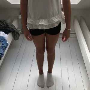  ett par snygga jeans shorts svarta  -  jättebra till sommaren ja 