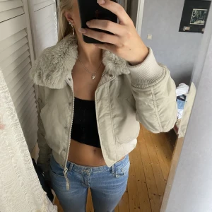 Bomberjacka med pälskrage  - Super snygg och helt oanvänd bomberjacka från Urban outfitters! Pälskragen är fejk och går även att ta av! Osäker om ja vill sälja så kom med bud!💘
