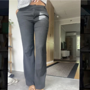 Lågmidjade byxor - Lågmidjade byxor med ränder från h&ms gamla kollektion 🩷 Innerbenslängd: 79 cm, Midja: 38 cm rakt över. KÖP DIREKT FÖR 400 + FRAKT