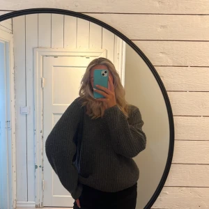 Stickad tröja - Grå stickad tröja med v neck från hm i storlek xs