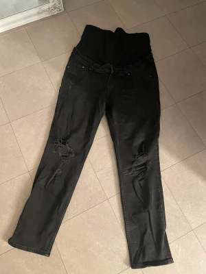 Gravid jeans - Gravid mom jeans som är högmidjade. storlek M. Använda men toppen skick!