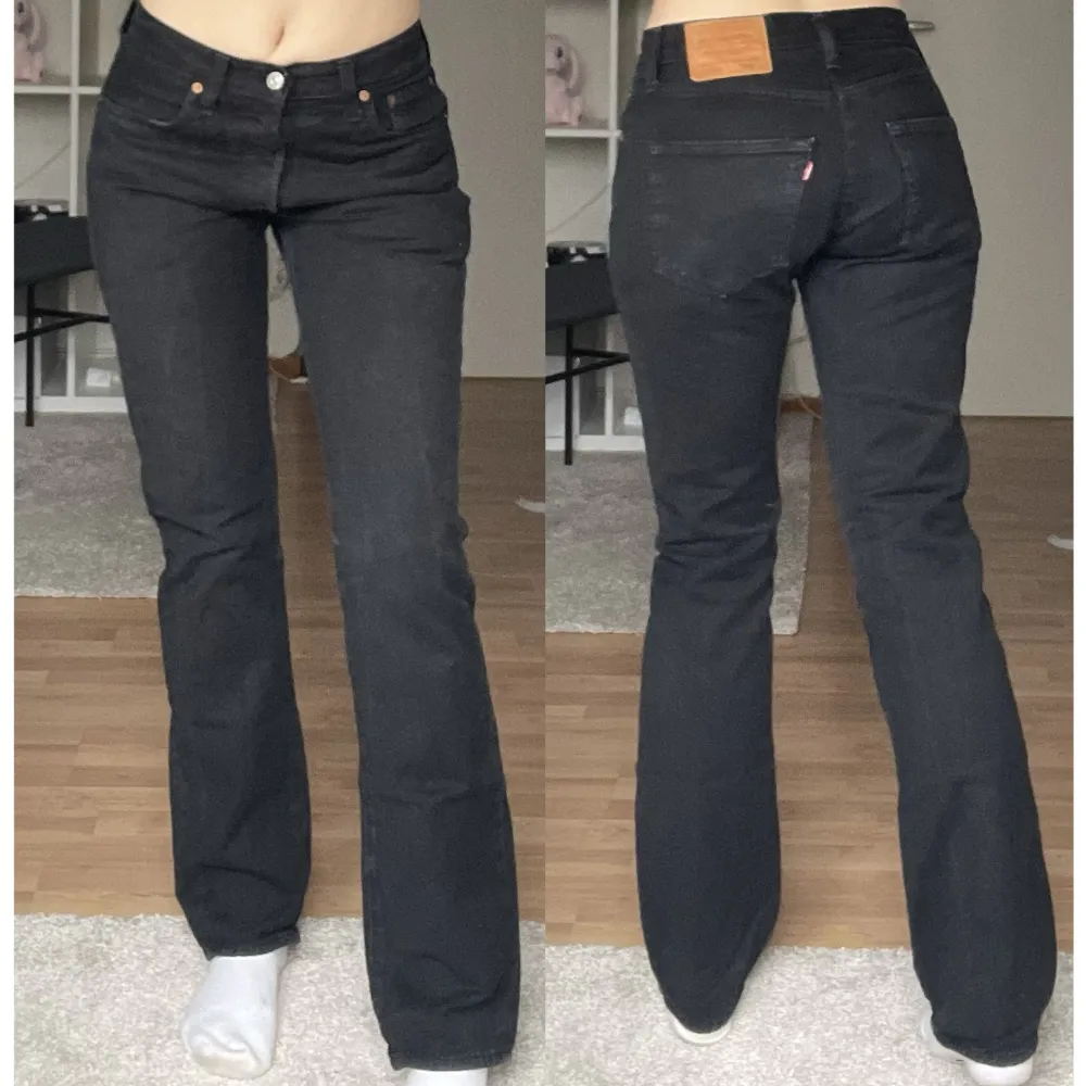 svarta utsvängda jeans ifrån levi’s. innerbenslängd 78 cm, midjemått 72 cm. använd gärna köp nu 💗. Jeans & Byxor.