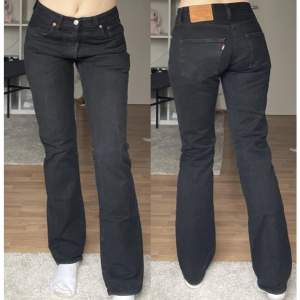 svarta utsvängda jeans ifrån levi’s. innerbenslängd 78 cm, midjemått 72 cm. använd gärna köp nu 💗