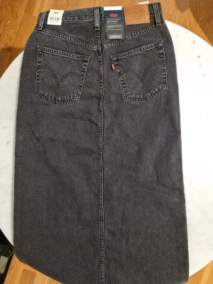 Levi’s midi skirt size 26 - Unworn. 