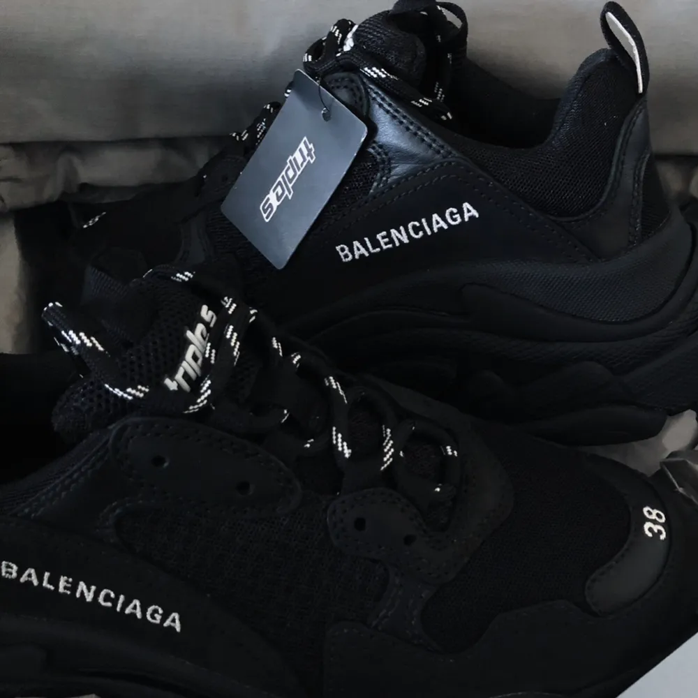 Säljer mina fina välbehållna balenciaga sneakers! Endast använt dessa fåtal gånger. Köpta på Mytheresa. Kvitto, dustbag och låda medföljer!! . Skor.