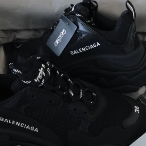 Balenciaga sneakers  - Säljer mina fina välbehållna balenciaga sneakers! Endast använt dessa fåtal gånger. Köpta på Mytheresa. Kvitto, dustbag och låda medföljer!! 