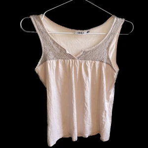 ONLY linne - Ett jätte gulligt linne som tyvärr inte kommer till användning😢❤️ köpt secondhand, linnet är i jätte bra skick! Använt max 4 gg. Oklart vilken storlek men skulle säga att den är s/xs!Är alltid öppen för prisförslag❤️