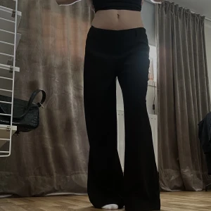 Lågmidjade kostymbyxor  - Lågmidjade kostymbyxor som är i väldigt fint skick💓