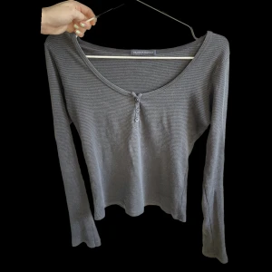 Brandy tröja! - Super fin brandy Melville tröja❤️ som tyvärr inte kommer till användning längre! Jätte bra skick, använt max 6 gg. Är alltid öppen för prisförslag! Skriv vid intresse eller frågor!❤️