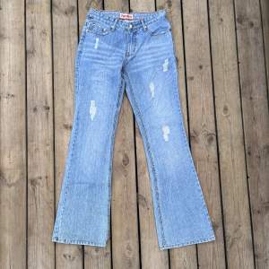 Fina bootcut jeans med lite små detaljer runt byxan Midjemått 35cm Innerbens längd 81cm Ytterbens längd 106cm