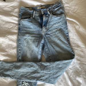 Skinny jeans från levis  Storlek 26 200kr+frakt