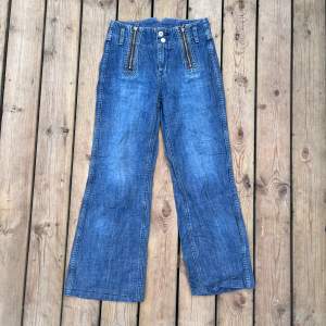 Fina jeans med zippers vid midjan Midjemått 34cm Innerbens längd 64cm Ytterbens längd 91cm