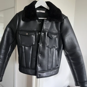 Skinnjacka  - Skinnjacka från Gina trico, bra skick bara använda några gånger. 
