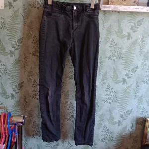 Jeans svarta  - Mjuka, bekväma jeans med extra innertyg perfekt för kyliga dagar eller på en utflykt. De är varma och lätt stretchiga. Köparen betalar frakt 