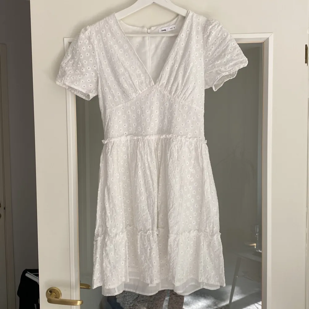 Jättefin vit klänning som passar perfekt till student! 🤍🤍. Klänningar.