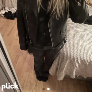 Zara skinnjacka - Egentagna bilder på min fina zara skinnjacka som är perfekt nu till sommaren💗