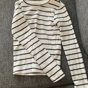 Randig tröja - Jag säljer min randiga tröja, köpt på kapphal, kostade 180 kr. Size 134/140. Jag har inte använt den på väldigt länge, pågrund av att den är väldigt liten för mig. 