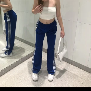 Snygga Adidasbyxor  - Säljer dessa lösa byxor från Adidas med sorg. Använder byxorna inte lika mycket därför säljer jag dem. Skulle säga att byxorna är i storlek S, men byxorna passar mig som brukar ha Xs. Vid frågor är det bara att höra av sig ✨
