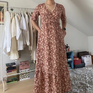 Sommarklänning  - Sjukt fin och sval sommarklänning som går omlott.  Jag är 173 cm och den sitter lagom i längden för mig.  Jag är vanligtvis M men passar lätt en L också 💕🌷 