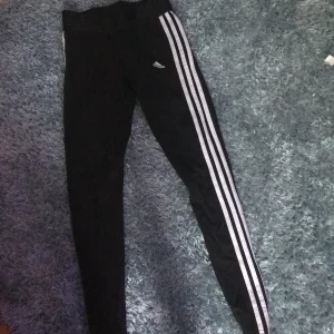 Träningsbyxor  - Adidasbyxor i strl xs säljer pga att det inte kom till användning💗 Använda några fåtal gånger men finns inga defekter 💞