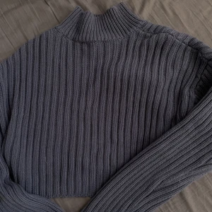 Zara tröja  - Jättefin tjock polotröja från zara❤️‍🔥 använd 2 ggr så så gott som ny!!! Storlek S men passar även xs samt m🤍🤍